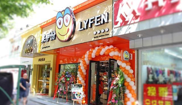 休闲食品的老大市值腰斩过半，被后来者居上